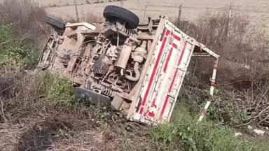 गोरखपुर: टिकरिया चौराहे पर भीषण सड़क हादसा, मैजिक की टक्कर से साइकिल सवार गंभीर, वाहन पलटा, चालक फरार