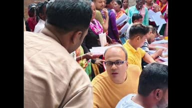 হরিণঘাটা: নিজের এলাকায় সাধারণ মানুষের SIR ফর্ম ফিলাপ করে দিচ্ছেন জেলা দক্ষিণের তৃণমূল কংগ্রেসের সভাপতি।