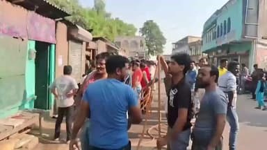 কেশপুর: ভরদুপুরে তিনটি দোকানে আগুন লাগার ঘটনাকে কেন্দ্র করে চাঞ্চল্য কেশপুরের হাসপাতাল মোড়ে