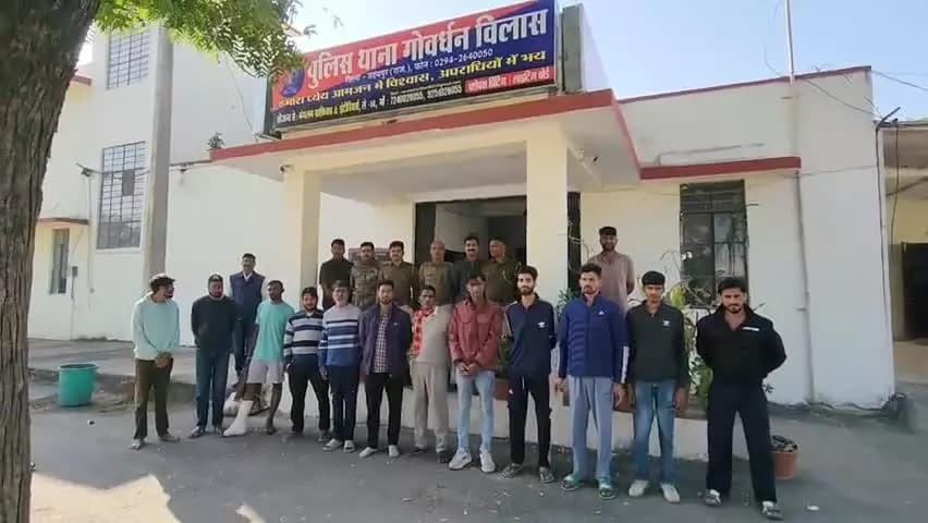 #उदयपुर_पुलिस
श्रीमान महानिरीक्षक पुलिस उदयपुर रेंज, उदयपुर व जिला पुलिस अधीक्षक उदयपुर के निर्देशन में वांछित अपराधियों की गिरफ्तारी व एरिया डोमिनेंस अभियान के तहत उदयपुर पुलिस की लगातार कार्यवाही जारी: अलसुबह दबिश देकर 331 अपराधी/ आपराधि