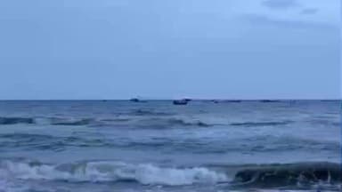 மரக்காணம்: வங்கக்கடலில் ஏற்பட்டுள்ள குறைந்த காற்றழுத்த தாழ்வு பகுதி காரணமாக மரக்காணம் பகுதியில் மீனவர்கள் மீன் பிடிக்க கடலுக்கு செல்ல வேண்டாம் என மீன்வளத்துறை