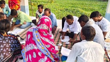 খণ্ডঘোষ: খণ্ডঘোষের পাড়ায় পাড়ায় গিয়ে বিধায়ক নিজে হাতে ফরম ফিলাপ করে দিচ্ছেন এস আই আর এনুমারেশন ফর্ম