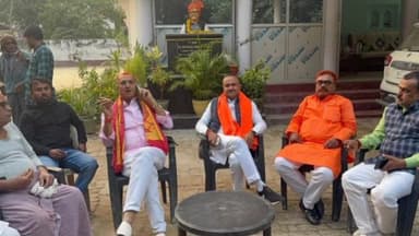 दरौंधा: दारौंदा विधानसभा सीट से नवनिर्वाचित विधायक को लोगों ने अंग वस्त्र देकर दी बधाई