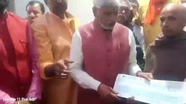 जखनिया: पोस्ता गंगा घाट पर डूबे तीन किशोरों के परिवारों से मिलने पहुंचे बीजेपी जिलाध्यक्ष, सौंपे 4-4 लाख के चेक