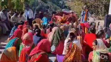 सोमेश्वर: कैबिनेट मंत्री रेखा आर्या ने धूमण और सतरासी अरडिया में जन मिलन कार्यक्रम में भाग लिया