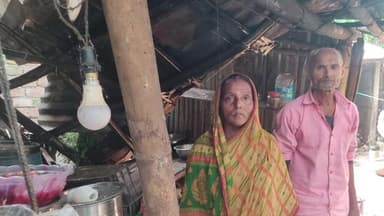 कोढ़ा: कोढ़ा के फुलवरिया में घरों पर गिरा विशाल पेड़, तीन परिवारों के 13 सदस्य बाल-बाल बचे