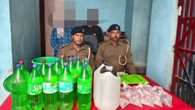 कुढ़नी: मोहम्मदपुर मुबारक पंचायत में पुलिस ने 44 लीटर देसी शराब बरामद की