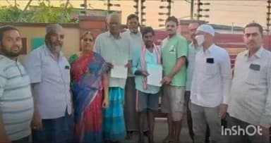 అశ్వారావుపేట: చంద్రగుండ మండల పరిధిలోని తిప్పనపల్లి గ్రామంలో ముఖ్యమంత్రి సహాయనిధి చెక్కులను లబ్ధిదారులకు అందజేసిన కాంగ్రెస్ నాయకులు