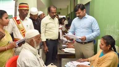 பாலக்கோடு: பாலக்கோடு பகுதியில்
வாக்காளர் பட்டியல்கள் சிறப்பு தீவிர திருத்தப்பணிக்கான கணக்கெடுப்பு படிவம் வாக்குச்சாவடி கலெக்டர் சதீஷ் பார்வையிட்டார்