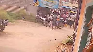 சங்கராபுரம்: மூரார்பாளையம் கிராமத்தில் லிப்ட் கேட்பது போல் நடித்த இருசக்கர வாகனத்தை திருடி செல்லும் சம்பவம் குறித்த சிசிடிவி காட்சி