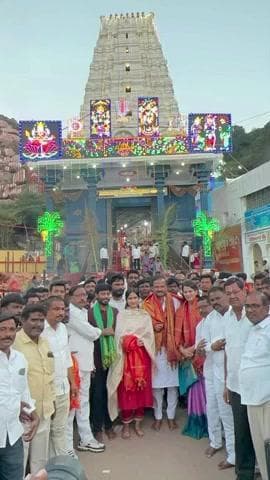 దేవరకద్ర: కురుమూర్తి స్వామి దేవాలయంలో కుటుంబ సభ్యులతో కలిసి దర్శించుకుని మాజీ ఎమ్మెల్యే ఆల వెంకటేశ్వర్ రెడ్డి దంపతులు