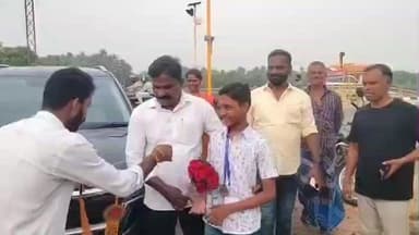 திருப்புவனம்: தேசிய அளவில் நடைபெற்ற ஸ்கேட்டிங் போட்டியில் தங்கப் பதக்கம்
வென்று திரும்பிய மாணவருக்கு கீழடியில் உற்சாக வரவேற்பு