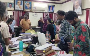 ஆரணி: நகராட்சி அலுவலகத்தில் வாக்காளர் பட்டியல் தீவிர திருத்தம் செயலியில் பதிவேற்றம் செய்யப்படுவதை கலெக்டர் நேரில் பார்வையிட்டு ஆய்வு