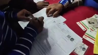 কোচবিহার ২: SIR নিয়ে উপভোক্তাদের ভিড় খাগড়াবাড়িতে তৃণমূল কংগ্রেসের সহায়তা কেন্দ্রে, উপস্থিত নেতৃত্বরা