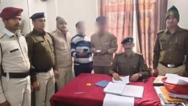 मोकामा: मोकामा रेल पुलिस ने चोरी के मोबाइल और नकदी के साथ 2 अभियुक्तों को किया गिरफ्तार