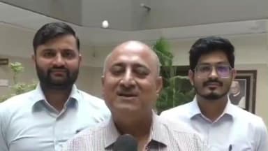 જામનગર: જિલ્લામાં મતદારયાદી ખાસ સધન સુધારણા કાર્યક્રમ હેઠળ વિશેષ કેમ્પનું ચેકીંગ કરતા કલેક્ટર