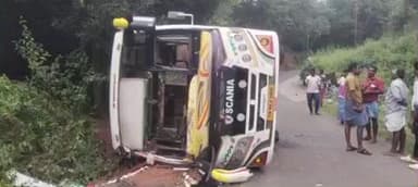 கொல்லிமலை: வேலிக்காடு அருகே சுற்றுலா வேன் கவிழ்ந்து விபத்துக்குள்ளானதில் 6 பேர் காயமடைந்தனர்