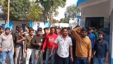 রানিগঞ্জ: পুলিশ প্রশাসন হায় হায় এই স্লোগান তুলে রাণীগঞ্জ থানার সামনে বিক্ষোভ দেখালো ছয় ও সাত নম্বর দাগা কলোনির একদল যুবক