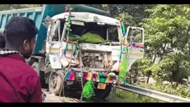 कोढ़ा: कोढ़ा थाना क्षेत्र के फुलवरिया चौक के पास तेज रफ्तार ट्रक ने सड़क किनारे खड़ी हाइवा को टक्कर मारी