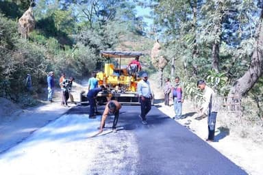 पौड़ी की डीएम स्वाति भदौरिया के एक्शन के बाद जागा विभाग शुरू की सड़क की डेन्डिंग पेंटिंग...see more