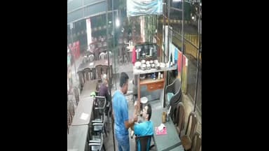 વડોદરા પૂર્વ: રોડ ક્રોસ કરતા યુવકને બાઇક ચાલકે દસ ફૂટ ઢસડ્યો, સારવાર મળે તે પહેલા જ મોત, જુઓ CCTV