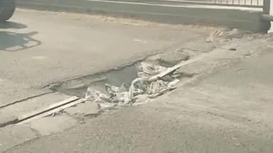 अमृतपुर: डबरी वाले पुल में हुए गड्ढे से वाहन व यात्रियों को निकालने में हो रही परेशानी, मुख्यमंत्री के आदेश की उड़ी धज्जियां