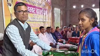 देसरी: देसरी में आदर्श तरुण फाउंडेशन द्वारा बाल पुरस्कार, दसवीं कक्षा के बच्चों को कलम-कॉपी का वितरण