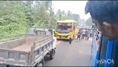 തിരൂര്: വളാഞ്ചേരി ഓണിയപാലത്തിൽ അപകടം, സ്കൂൾ ബസും അതിഥി തൊഴിലാളികളുടെ വാഹനവും കൂട്ടിയിടിച്ച് 8 പേർക്ക് പരിക്ക്