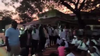 ಮುಧೋಳ: ಪೊಲೀಸ್ ವಶದಲ್ಲಿದ್ದ ಹತ್ತು ಜನ ರೈತ ಮುಖಂಡರ ಬಿಡುಗಡೆ,ನಗರದಲ್ಕಿ ಸಭೆ ನಡೆಸಿಸ ರೈತರು