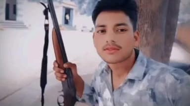 फतेहपुर: गुगौली में अवैध असलहे के साथ युवक का वीडियो वायरल, पुलिस युवक की तलाश में जुटी, पिस्टल सहित कई असलहे