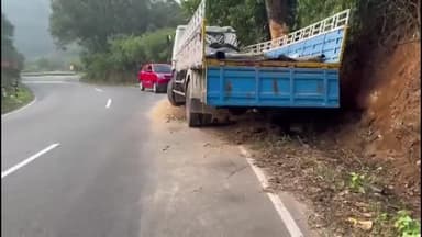 പീരുമേട്: കുട്ടിക്കാനം വളഞ്ഞാങ്ങാനത്തിന് സമീപം ലോറി ഭിത്തിയിൽ ഇടിച്ച് അപകടം, ഡ്രൈവർ ഉൾപ്പെടെ തലനാരിഴക്ക് രക്ഷപെട്ടു