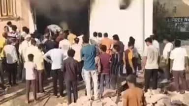 बिलारा: हर्ष रोड़ बिलाड़ा में एक टेंट गोदाम में आग लगी, दीवार तोड़कर दो घंटे की मशक्कत के बाद बुझाई, लाखों का सामान जलकर हुआ राख