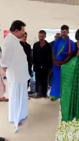 ചെങ്ങന്നൂർ: ശബരി മല കയറാനെത്തിയ അയ്യപ്പ ഭക്തരെ ചെങ്ങന്നൂരിൽ കൊടിക്കുന്നിൽ സുരേഷ് MP സ്വീകരിച്ചു