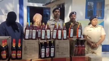 মাদারিহাট: রবিবার রাতে বীরপাড়া মদ সহ ধৃত ২ পাচারকারীকে সোমবার আদালতে পাঠাল পুলিশ