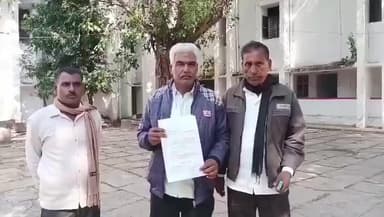 ललितपुर: ग्राम पंचायत पडना के पंचायत भवन के निर्माण की मांग को लेकर जिलाधिकारी को दिया ज्ञापन