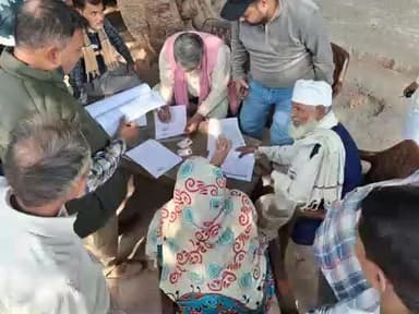 #पटियाली : आज पटियाली विधानसभा क्षेत्र के गांव गनेशपुर में SIR फॉर्म भरवाने के लिए कैंप लगाया और लोगों की फॉर्म भरने में मदद की।
अब्दुल हफीज गांधी
एडवोकेट एवं समाजसेवी