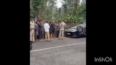 കാഞ്ഞിരപ്പള്ളി: എരുമേലി കെ.വി.എം.എസ് ആശുപത്രിക്കു സമീപം തീർഥാടക വാഹനം മറ്റൊരു തീർഥാടക വാഹനത്തിൽ ഇടിച്ച് തലകീഴായി മറിഞ്ഞു