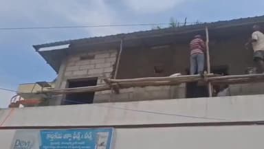 తణుకు: అత్తిలిలో అనుమతులు లేకుండా నిర్మిస్తున్న అక్రమ కట్టడాలను అడ్డుకున్న పంచాయతీ అధికారులు