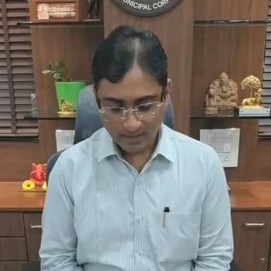 રાજકોટ પશ્ચિમ: રોડ રસ્તાની રીપેરીંગ કામગીરીને લઈને મ્યુનિસિપલ કમિશ્નર તુષાર સુમેરાએ મનપા કચેરી ખાતેથી નિવેદન આપ્યું