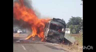 ભાણવડ: દ્વારકા જિલ્લામાં વધુ એક આગ ની ઘટના...
ભાણવડ તાલુકાના ફતેપુર નજીક મગફળી ભરેલો ટ્રક સળગ્યો..