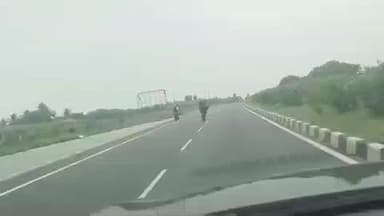 பரமத்தி வேலூர்: கீரம்பூரில் தேசிய நெடுஞ்சாலையில் டூவீலரில் வீலிங் செய்தபடி பறந்த இளைஞரால் வாகன ஓட்டிகள் அச்சமடைந்தனர்