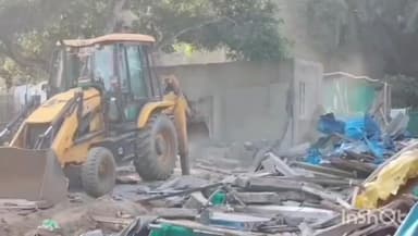 ఇల్లందు: అశ్వారావుపేట మున్సిపాలిటీలో అక్రమంగా నిర్మించిన ఇళ్లను జెసిబి లతో కూల్చివేసిన అధికారులు