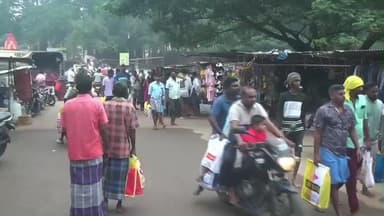 உத்தமபாளையம்: சுருளி அருவியில் ஏராளமானோர் புனித நீராடி சபரிமலைக்கு மாலை அணிந்து விரதத்தை தொடங்கினர்