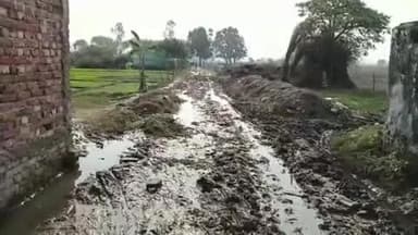 अमृतपुर: पट्टीदारापुर में दबंग महिलाओं ने चकमार्ग पर छोड़ दिया पानी, ग्रामीणों को निकालने में हो रही परेशानी