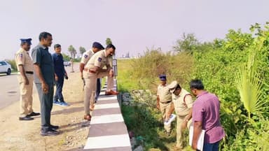 సూర్యాపేట: నాగారంలో వాహనా తనిఖీలు నిర్వహిస్తూ రోడ్డు ప్రమాదంలో కానిస్టేబుల్ మృతి చెందిన సంఘటన స్థలాన్ని పరిశీలించిన ఎస్పీ నరసింహ