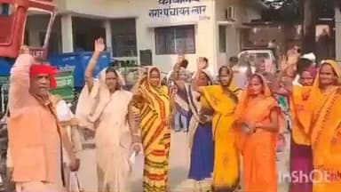 सलेमपुर: लार में नगर पंचायत कार्यालय पर इंदिरा वार्ड की महिलाओं ने सड़क, बिजली, पानी और नाली को लेकर किया प्रदर्शन