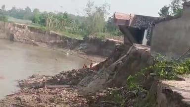 লালগোলা: তারানগরে ভাঙনদুর্গতদের ক্ষোভ—যোগ্যদের নাম বাদ, অযোগ্যদের লিস্ট; প্রধানের বিরুদ্ধে ইচ্ছাকৃত রাজনীতির অভিযোগ