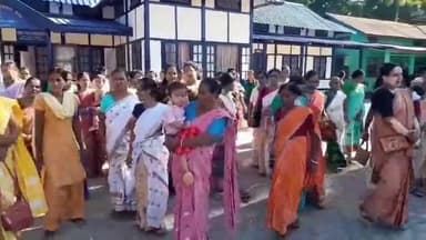 বইটামাৰী: বইটামাৰী খণ্ড উন্নয়ন বিষয়া কাৰ্যালয়ত মহিলা উদ্যমিতা আঁচনিৰ ধন নপোৱা বিভিন্ন আত্মসহায়ক গোটৰ মহিলাসকলৰ প্ৰতিবাদ