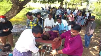 నల్గొండ: కట్టంగూరు మండలం ఆయిటిపాముల వద్ద జాతీయ రహదారిపై రోడ్డు ప్రమాదం