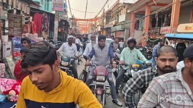 उतरौला: उतरौला तहसील अंतर्गत सादुल्लाह नगर में जाम की स्थिति, आवागमन में हो रही है परेशानी